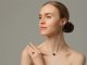 Collezione Sphere di Annette Welander: l’eleganza delle perle di Tahiti incontra il design scandinavo Collezione Sphere di Annette Welander