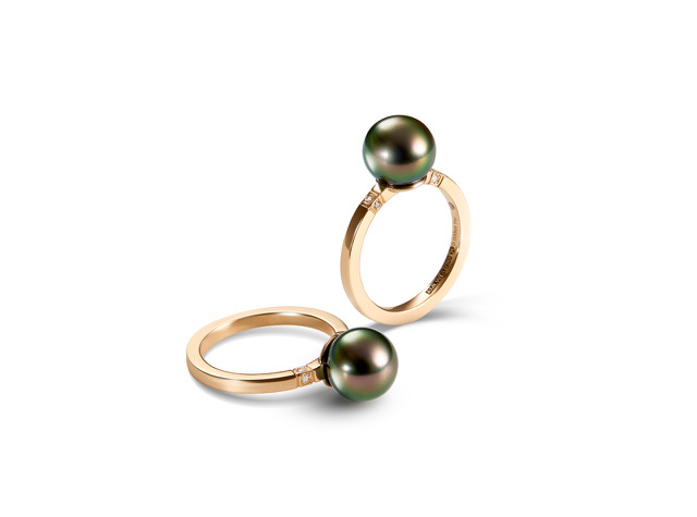 Anelli in oro 18kt con perle nere tonde di Tahiti e diamanti