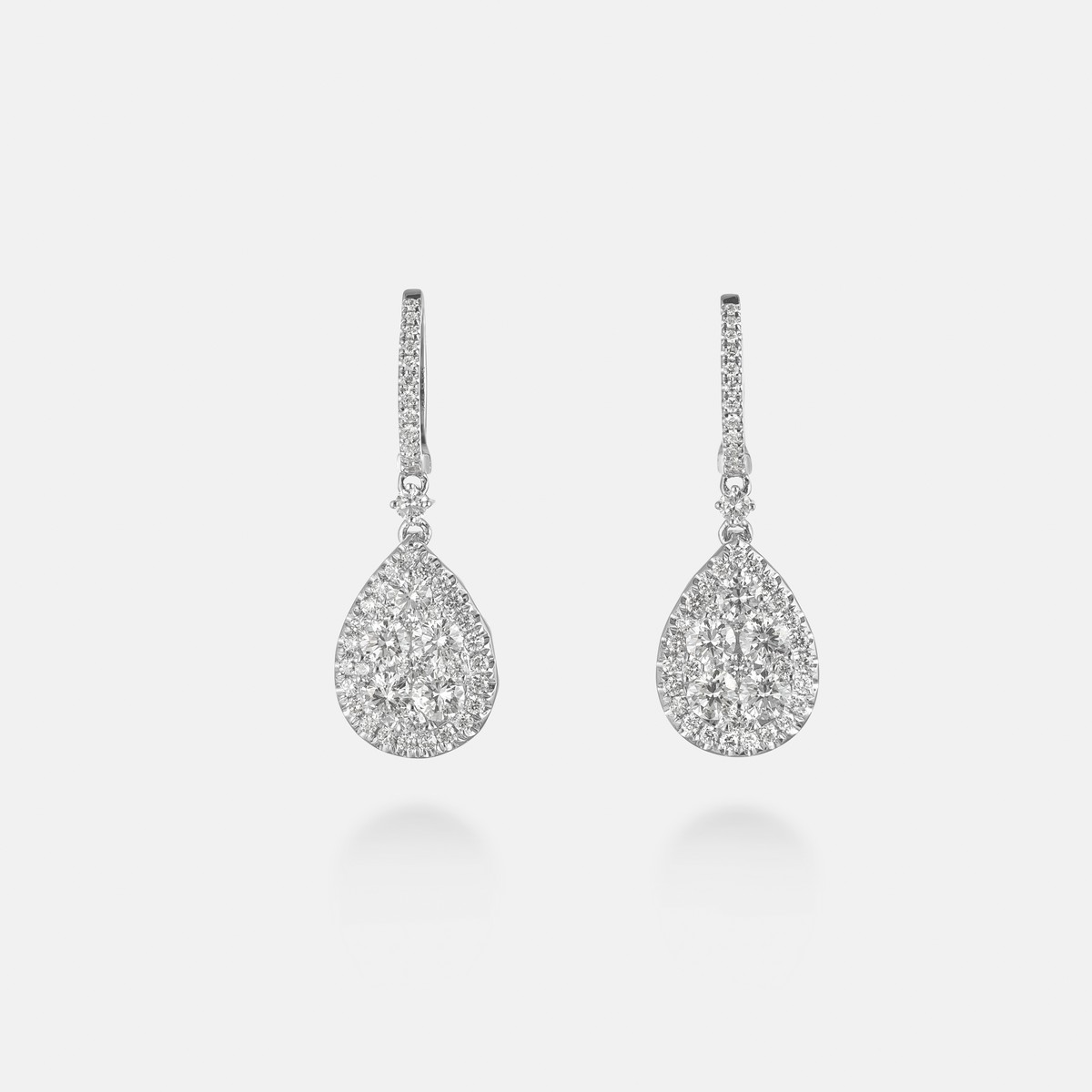 Orecchini in oro bianco 18kt, illuminati da un pavé di diamanti taglio rotondo e taglio goccia