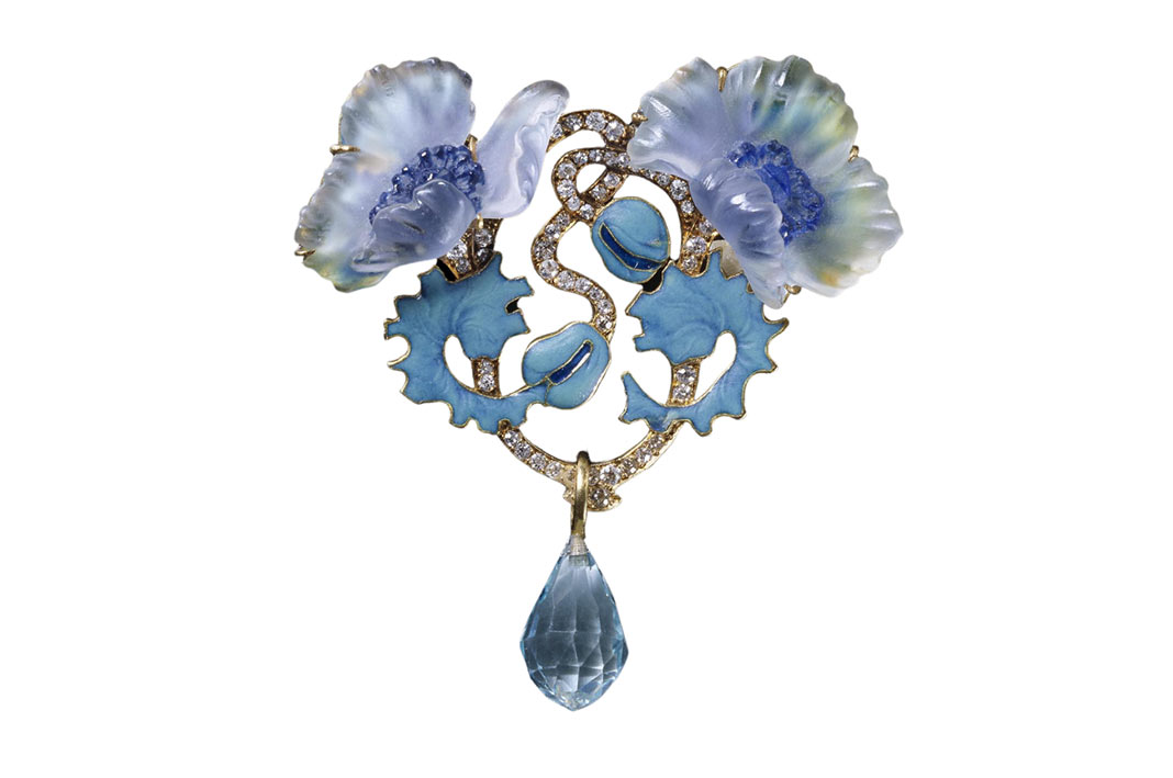 Faerber-Collection,-Art-Nouveau-Enamel-and-Aquamarine-Brooch-by-Lalique-©-Katharina-Faerber-HOME Spilla Art Nouveau in smalto e acquamarina della collezione Faerber