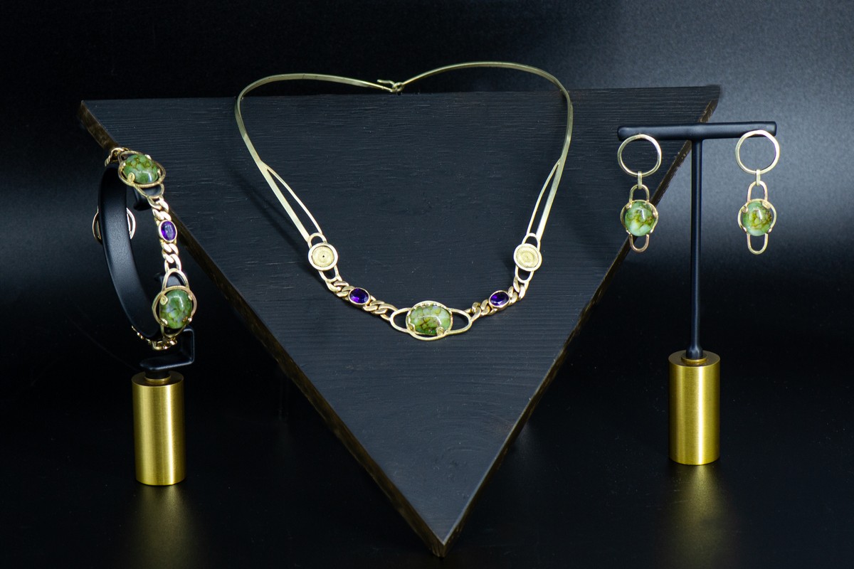 Collezione di ametiste e pietre verdi in filigrana d’oro
