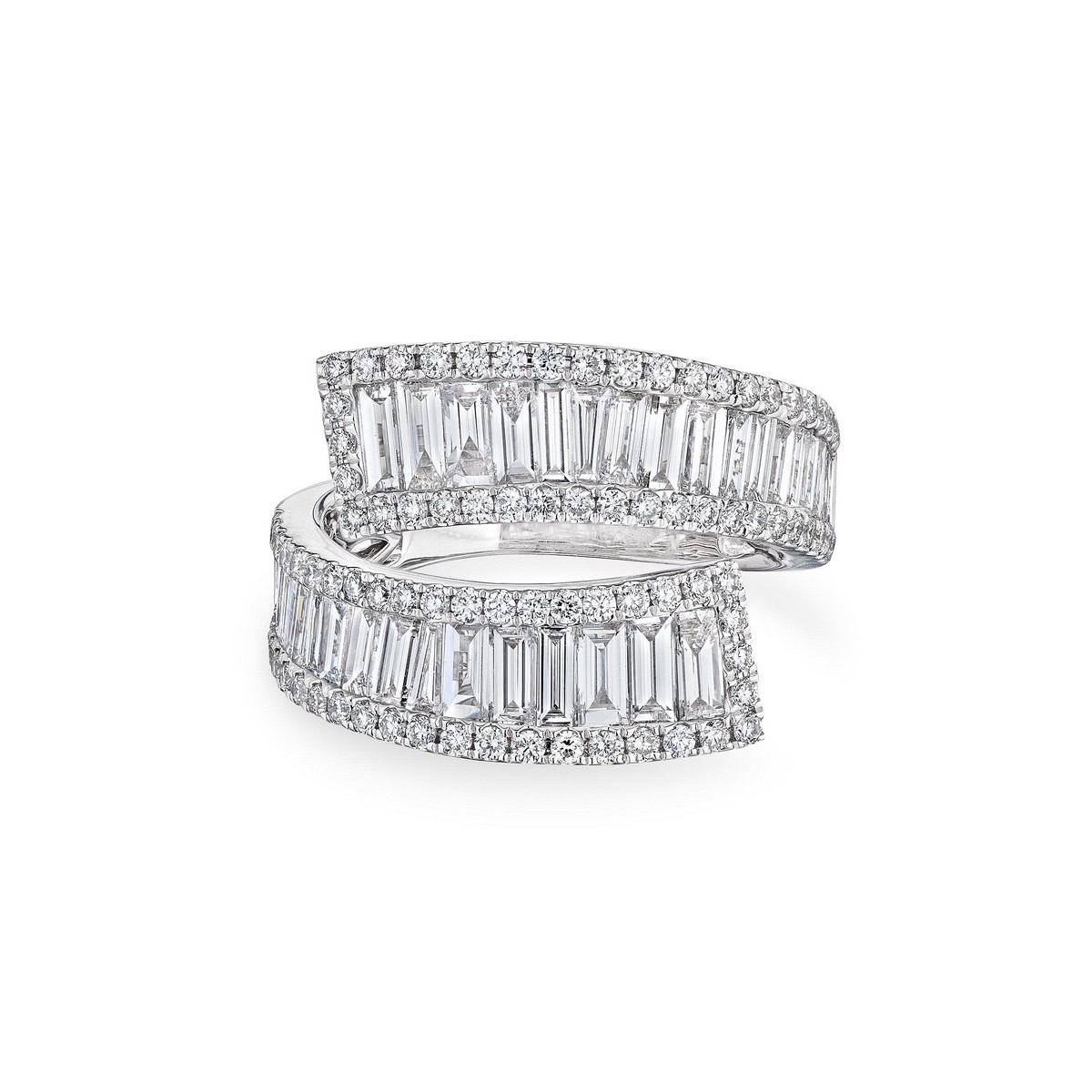Anello della collezione “Eternal Vow” di Leviev, in oro bianco 18kt, con diamanti taglio rotondo e taglio baguette