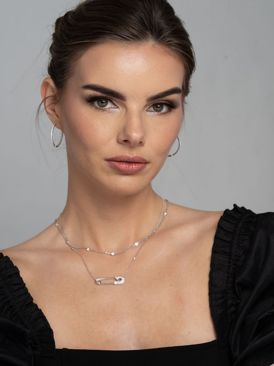 Collana con spilla in oro bianco