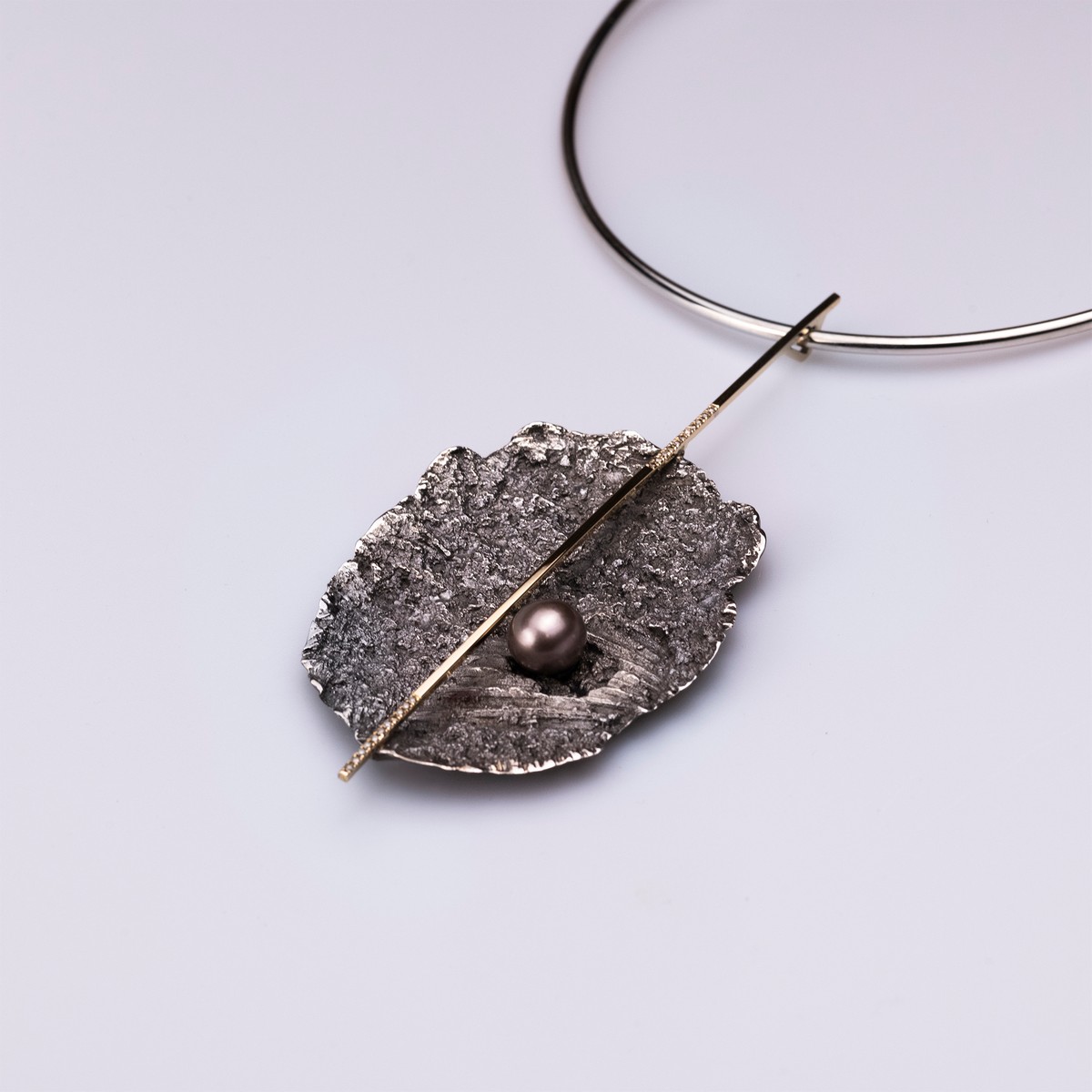 Oceano Arcaico di Orafi Moramarco, collana in argento, oro giallo, diamanti taglio brillante e perla Tahiti