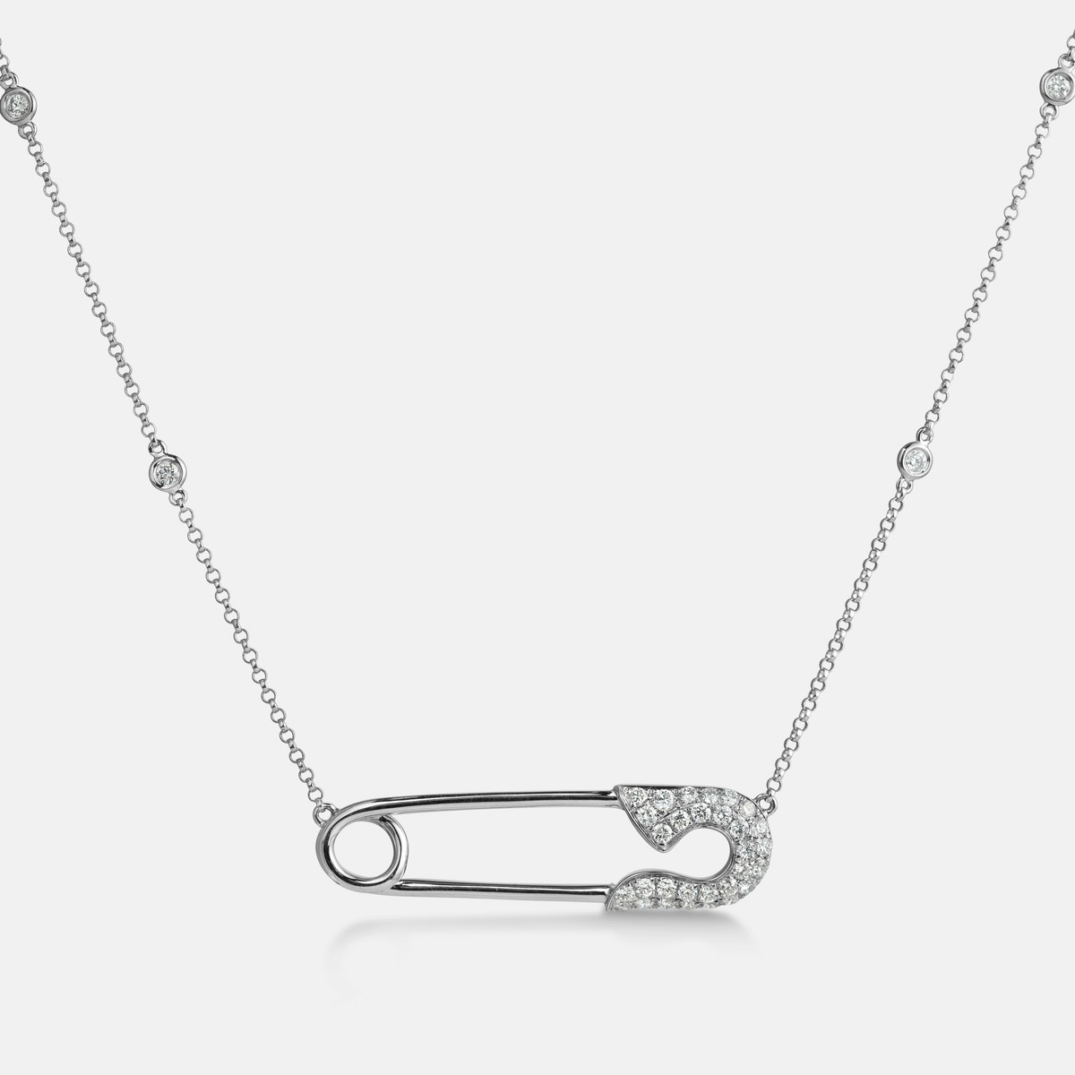 Collana con spilla in oro bianco 18kt, arricchita da un pavé di diamanti taglio rotondo
