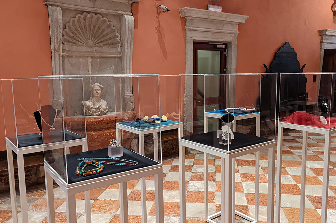 mostra_Museo_Palazzo_Mocenigo_VDWJewelrySelection2023_photocredit_design-home La mostra Jewelry Selection 2024