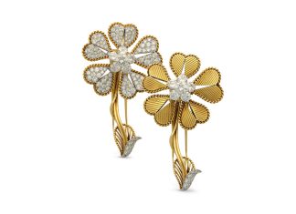 Un fiore trasformabile: la spilla Cartier del 1946 in mostra al V&A Museum di Londra Spilla trasformabile Cartier, in oro giallo e diamanti taglio brillante