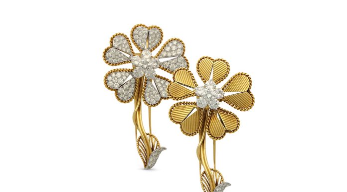 Un fiore trasformabile: la spilla Cartier del 1946 in mostra al V&A Museum di Londra Spilla trasformabile Cartier, in oro giallo e diamanti taglio brillante