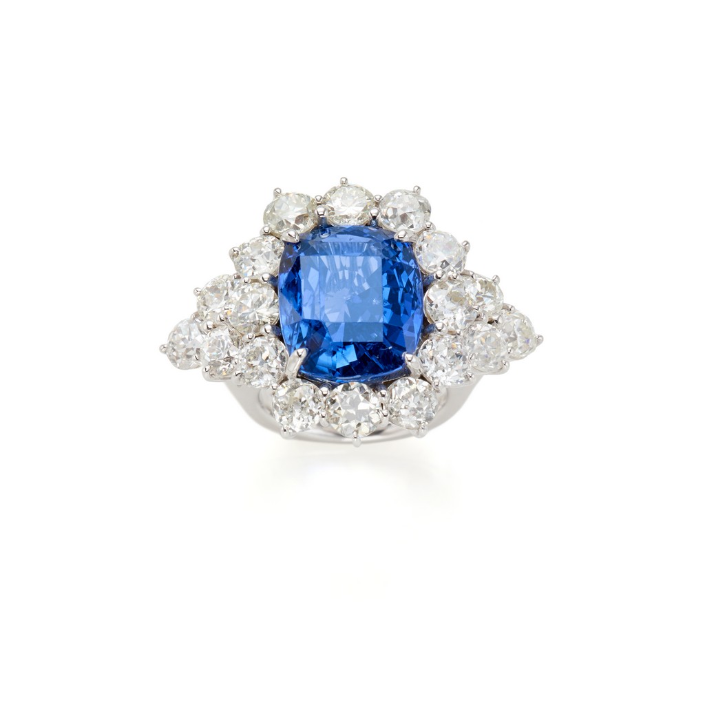 Anello in oro, diamanti e zaffiro.