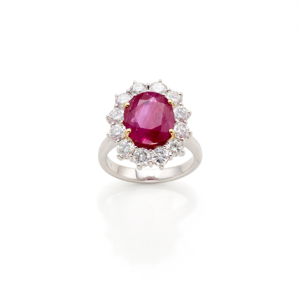 Anello in oro con diamanti e rubino.
