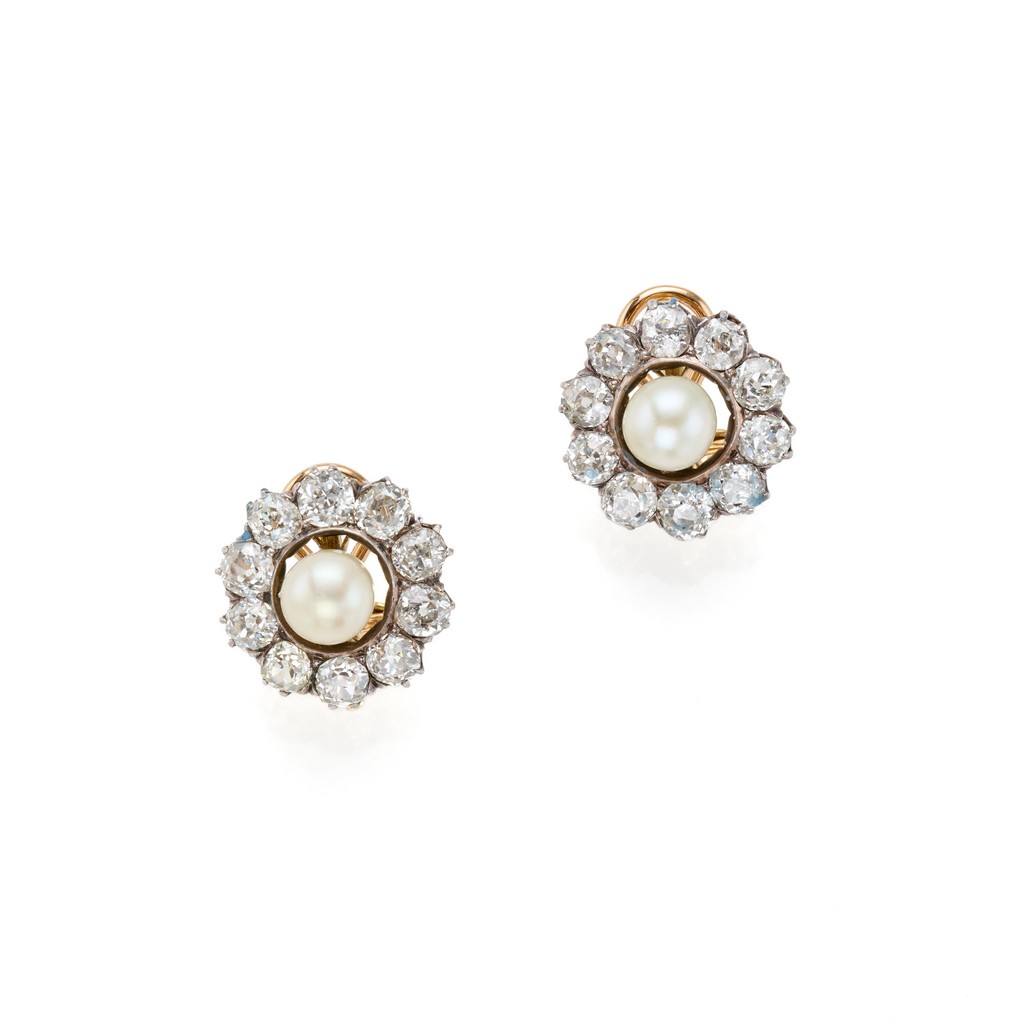 Orecchini in oro e argento con diamanti e perle naturali.
