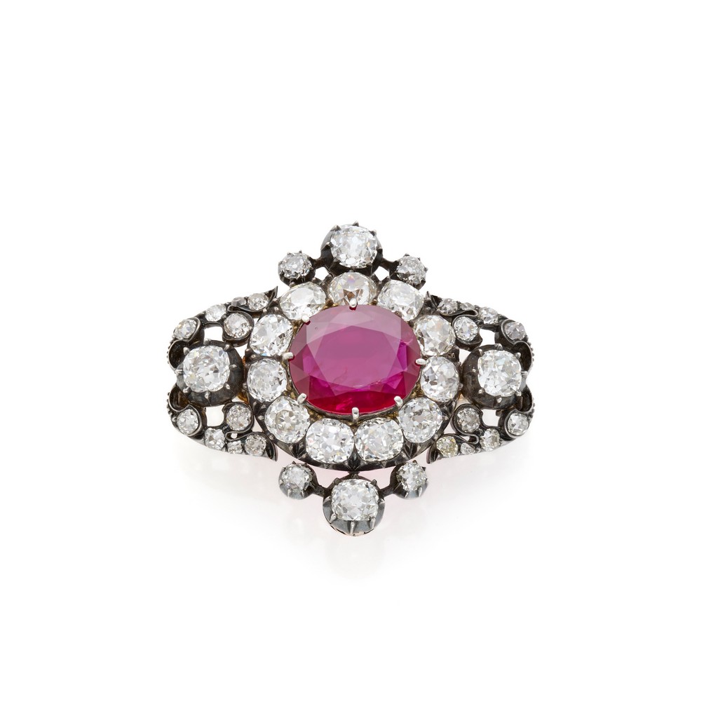 Spilla in oro e argento con diamanti e rubino, collezione Dora VonWiller.