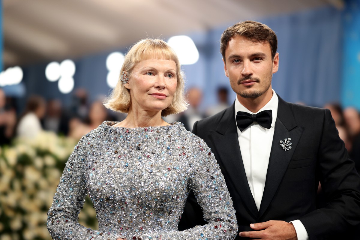 Pamela Anderson e Brandon Thomas Lee al Met Gala 2025 in Pandora