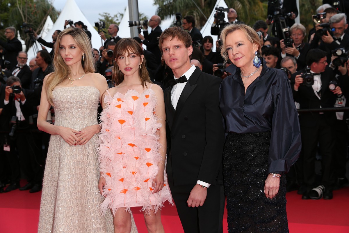 Angelina Jolie, Marie Colomb, Finn Bennett e Caroline Scheufele sul red carpet