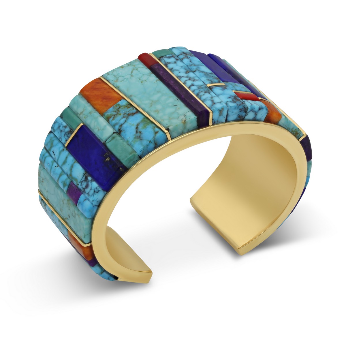 Il bracciale rigido in oro giallo 18ct realizzato da Sonwai per Hancocks London. Un intarsio policromo unisce turchese, lapislazzuli, sugilite, conchiglia spiny oyster e rosarita