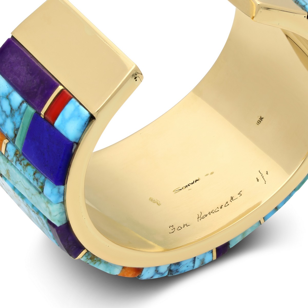 Sul retro del bracciale, l’incisione “For Hancocks” rende il pezzo ancora più esclusivo e personale
