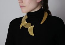 L’anima astratta della designer greca Sophia Vari in mostra alla Babs Art Gallery di Milano Collana Ilithyie in ottone dorato