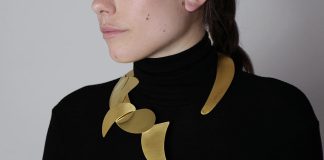 L’anima astratta della designer greca Sophia Vari in mostra alla Babs Art Gallery di Milano Collana Ilithyie in ottone dorato