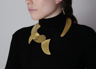 L’anima astratta della designer greca Sophia Vari in mostra alla Babs Art Gallery di Milano Collana Ilithyie in ottone dorato