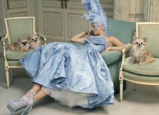 Maria Antonietta in mostra al V&A Museum di Londra: il fascino senza tempo della regina più glamour Fotografia di Kate Moss per Vogue US aprile 2012
