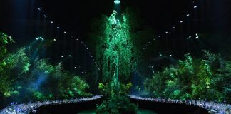 Chopard Universe Dinner: i gioielli indossati dalle star nel gala più glamour dell’anno a Cannes L’hangar di Cannes trasformato in sala da cerimonia, con tavoli a serpentina specchiati