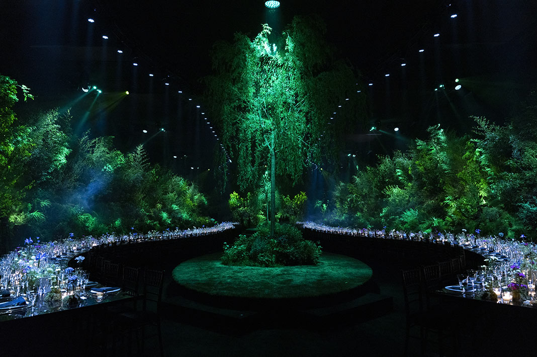 Universe-Dinner-19-May-(4)-HOME L’hangar di Cannes trasformato in sala da cerimonia, con tavoli a serpentina specchiati