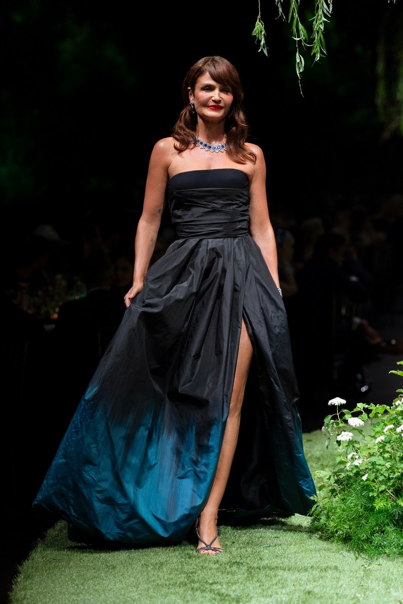 Helena Christensen sulla passerella del Universe Dinner Fashion Show