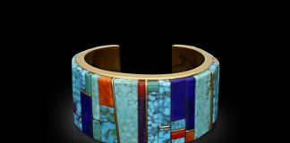 Sonwai per Hancocks London: un bracciale che unisce tradizione nativo americana Hopi e design contemporaneo Il bracciale rigido in oro giallo 18ct realizzato da Sonwai per Hancocks London. Un intarsio policromo unisce turchese, lapislazzuli, sugilite, conchiglia spiny oyster e rosarita