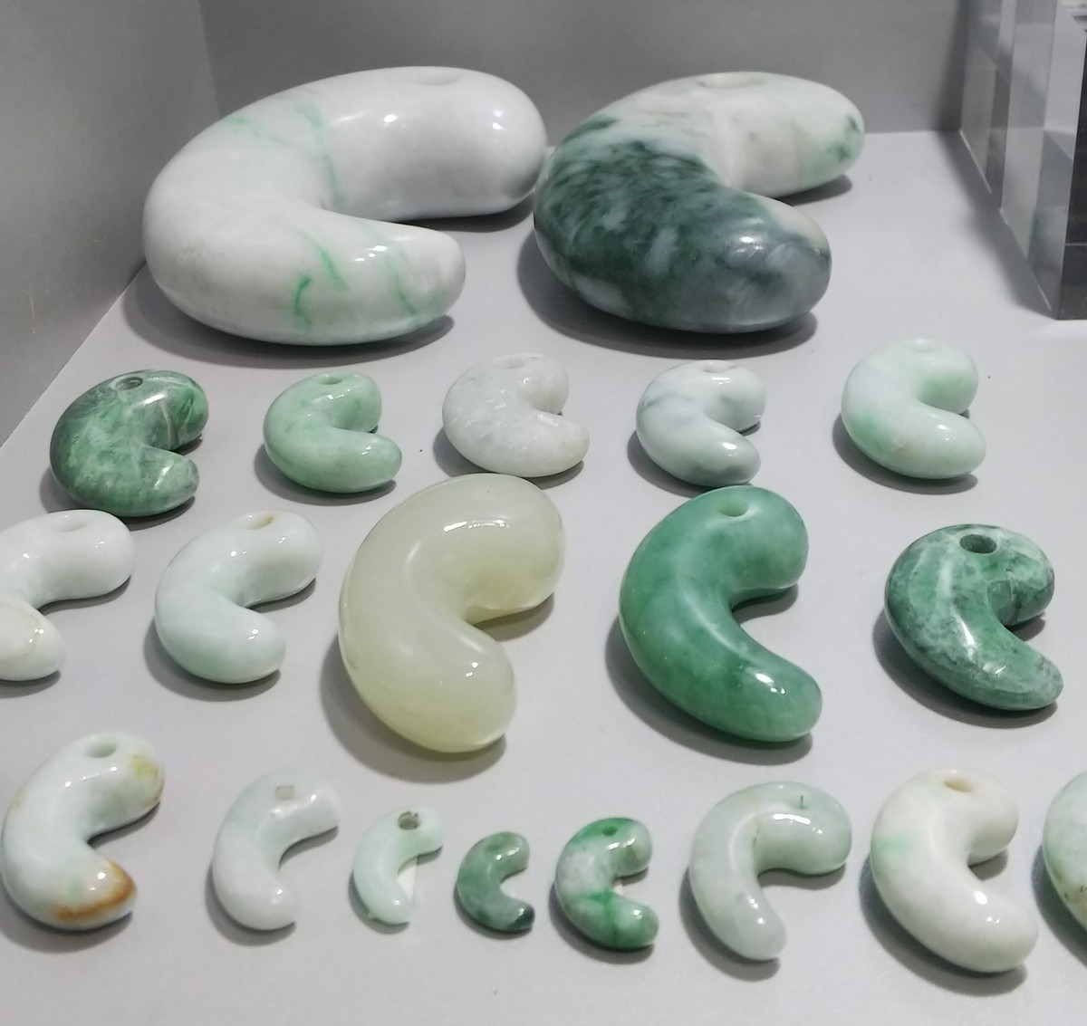 Magatama in giada di vari colori e grandezze