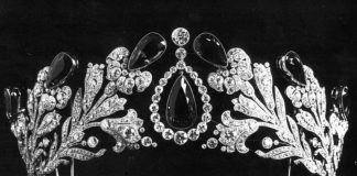 Phillips porta all’asta a Ginevra i tesori della storica famiglia Vanderbilt, star della Gilded Age statunitense Tiara nuziale Cartier composta da ametiste e diamanti, donata da Alice Gwynne Vanderbilt a sua figlia Gladys per il suo matrimonio con il conte ungherese László Széchényi nel 1908