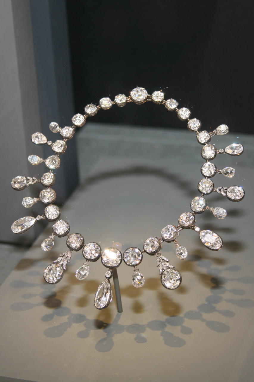 La collana di diamanti Napoleone, gemella “famosa” della collana rivière georgiana, ora conservata allo Smithsonian National Museum of Natural History di Washington.
