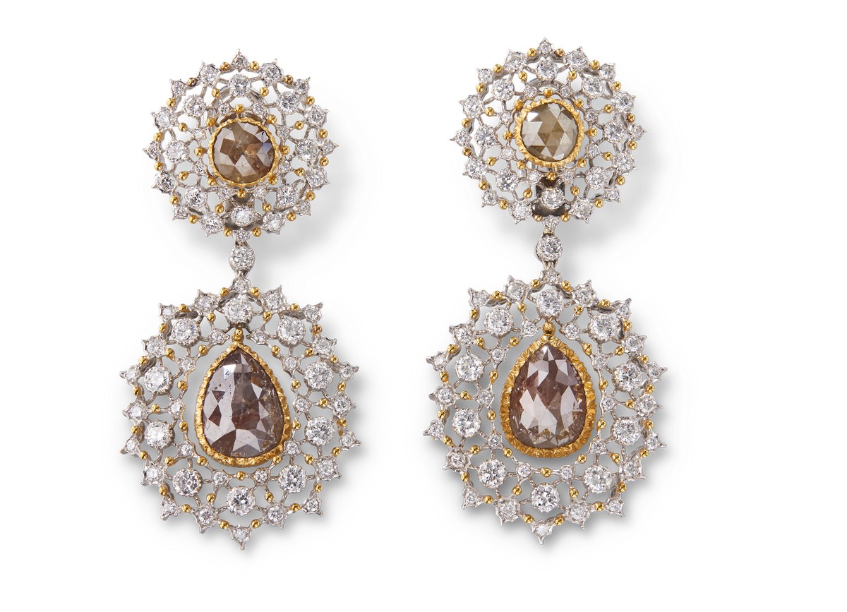 Orecchini pendenti con struttura traforata in oro e diamanti, Gianmaria Buccellati, 1987