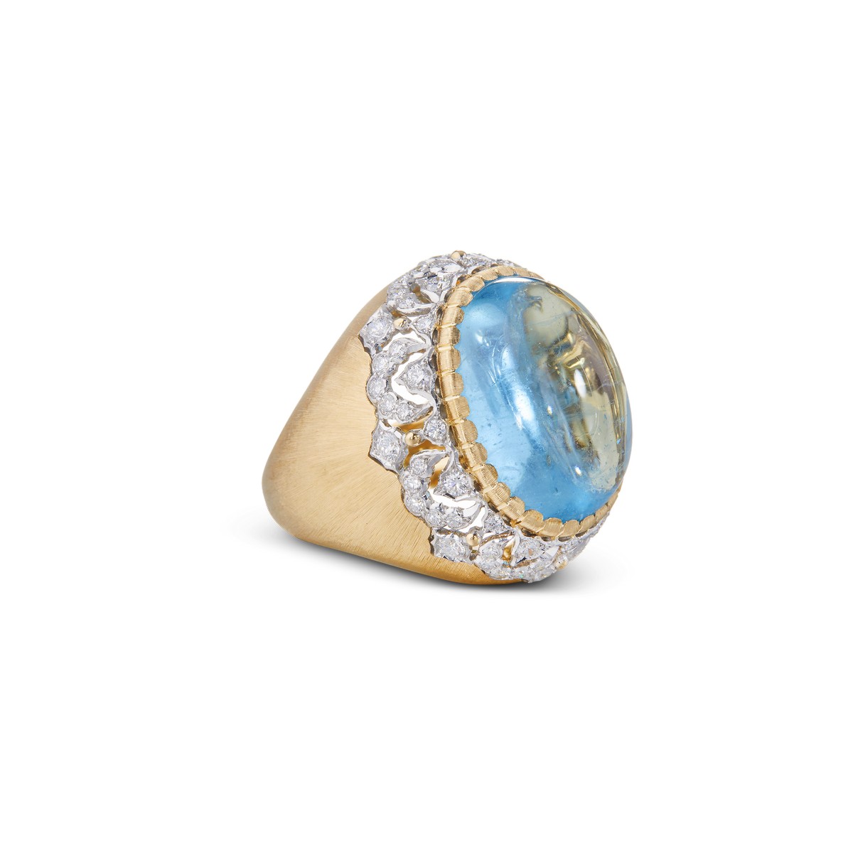 Anello in oro giallo con incastonata un acquamarina cabochon, Collezione “Macri”, Andrea Buccellati, 2020