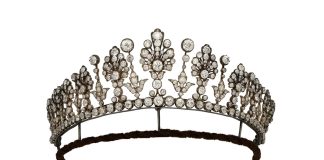 Dalla complessità tecnica del taglio a goccia alla tiara vittoriana convertibile: i gioielli con diamante selezionati da Hancocks Tiara vittoriana con diamanti old mine cut per un totale di circa 22 carati, datata 1890