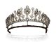 Dalla complessità tecnica del taglio a goccia alla tiara vittoriana convertibile: i gioielli con diamante selezionati da Hancocks Tiara vittoriana con diamanti old mine cut per un totale di circa 22 carati, datata 1890