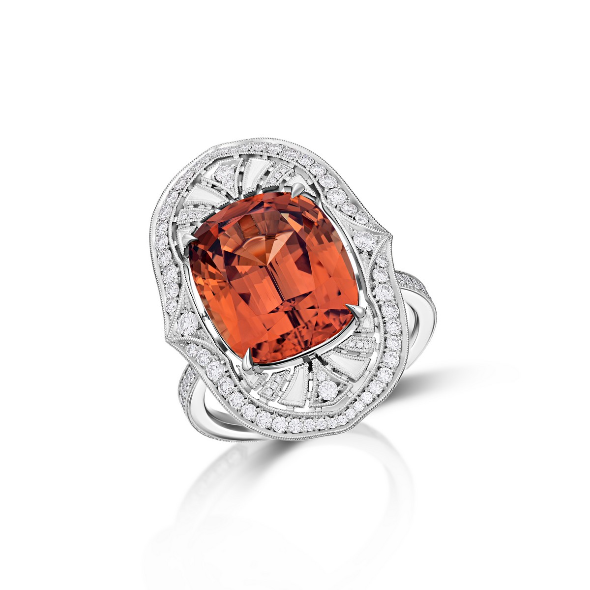 Anello in platino “Autumn Deco” dominato da un raro granato piropo–spessartina capace di cambiare colore dall’arancio-bruno al rosa-arancio