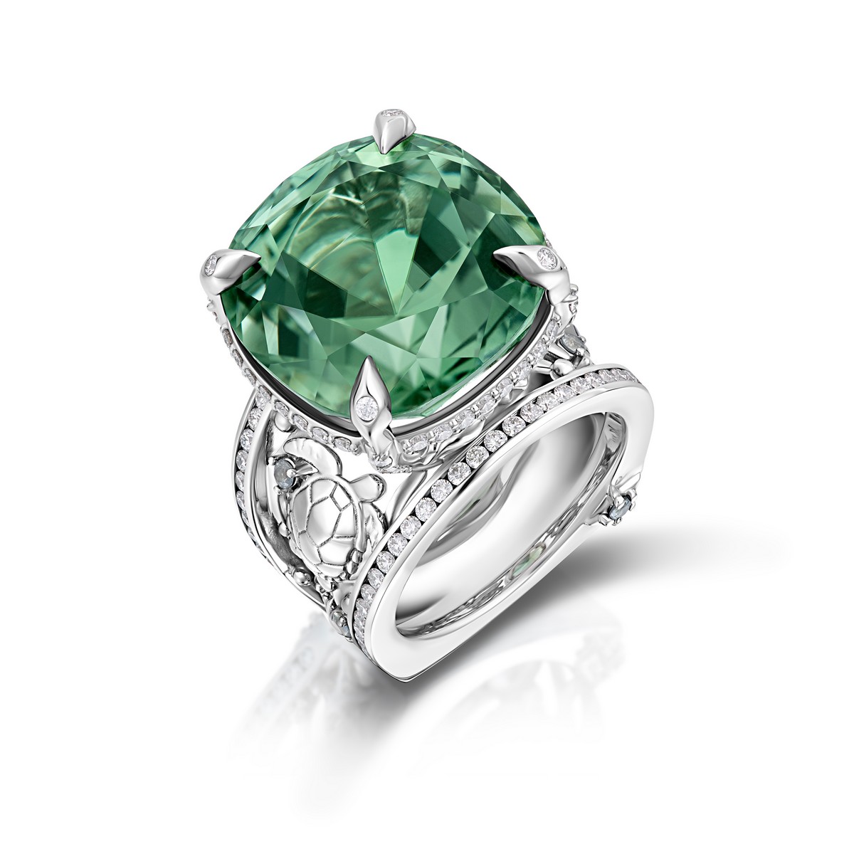 Anello “Exuma” in oro bianco 18K con piccole tartarughine, impreziosito da una tormalina cangiante blu-verde da 25,85 carati e arricchito da diamanti e zaffiri blu-verdi, creato da Robin Callahan di Robin Callahan Designs, LLC, in collaborazione con Palm Beach Gems by Nicole, vincitore del premio Alfie Norville nella categoria Classical