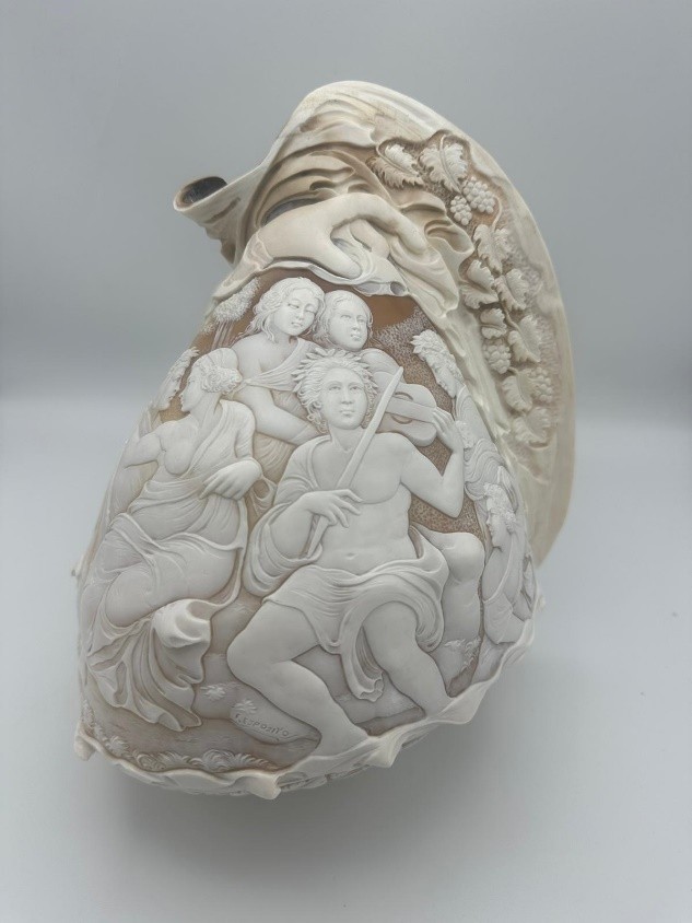 Parnaso (1968) del maestro Francesco Esposito realizzato su Cassis Madagascariensis