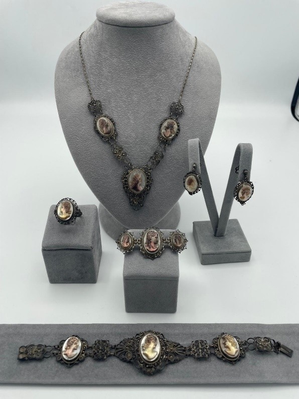 Vintage Collection (1985), frutto della collaborazione tra il maestro incisore Giuseppe Mandile ed il maestro orafo Ciro Russo Senior
