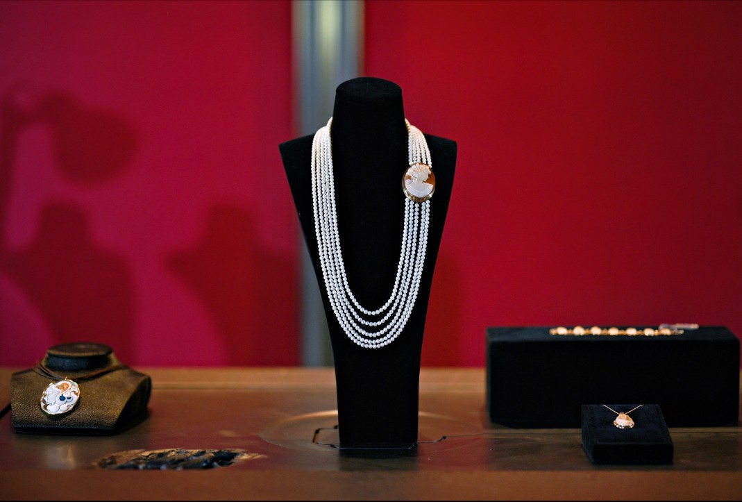 Collana “Flora with Pearls” esposta durante la mostra, frutto della collaborazione tra il maestro incisore Nicola Daniele ed il maestro orafo Ciro Russo