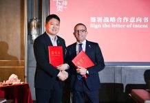Continua l’impegno di Russo Cammei in Cina: arte, storia e maestria del cammeo in mostra al Museo del Gioiello di Shenzhen Marco Russo, CEO di Russo Cammei, e Wang Zhen, direttore del Museo del Gioiello di Shenzhen