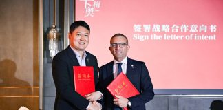 Continua l’impegno di Russo Cammei in Cina: arte, storia e maestria del cammeo in mostra al Museo del Gioiello di Shenzhen Marco Russo, CEO di Russo Cammei, e Wang Zhen, direttore del Museo del Gioiello di Shenzhen