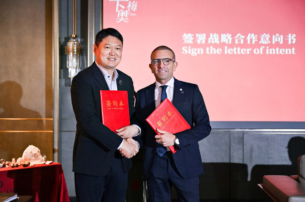 museo-cammei-russo-mostra-shenzhen-HOME Marco Russo, CEO di Russo Cammei, e Wang Zhen, direttore del Museo del Gioiello di Shenzhen