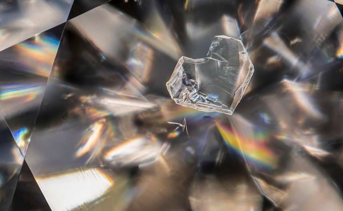 Melissa Scarani.Diamante taglio brillante da 2,11 ct con inclusione a forma di cuore. Stacking di 12 immagini in campo scuro