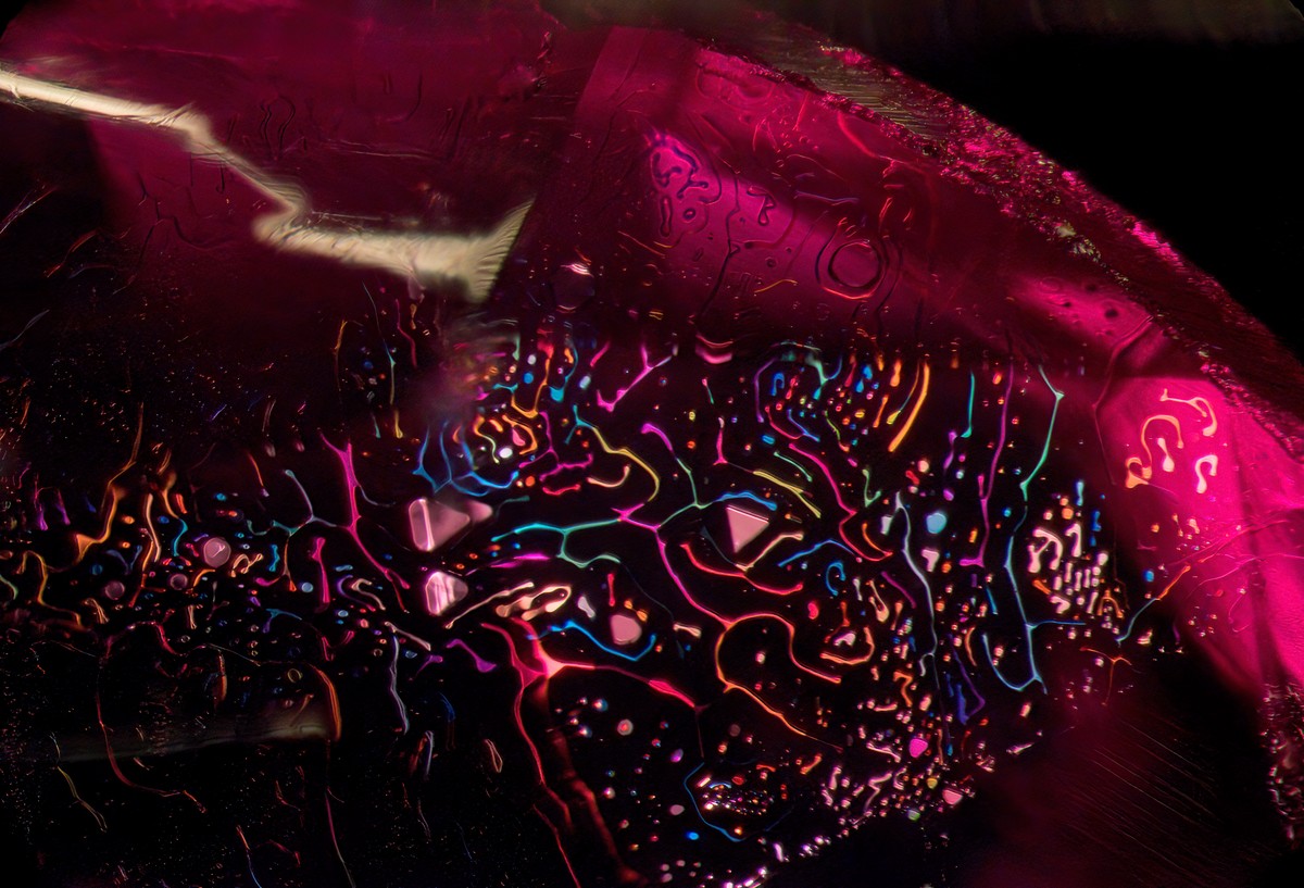 Bruno Martinez.Piume liquide iridescenti in rubino
