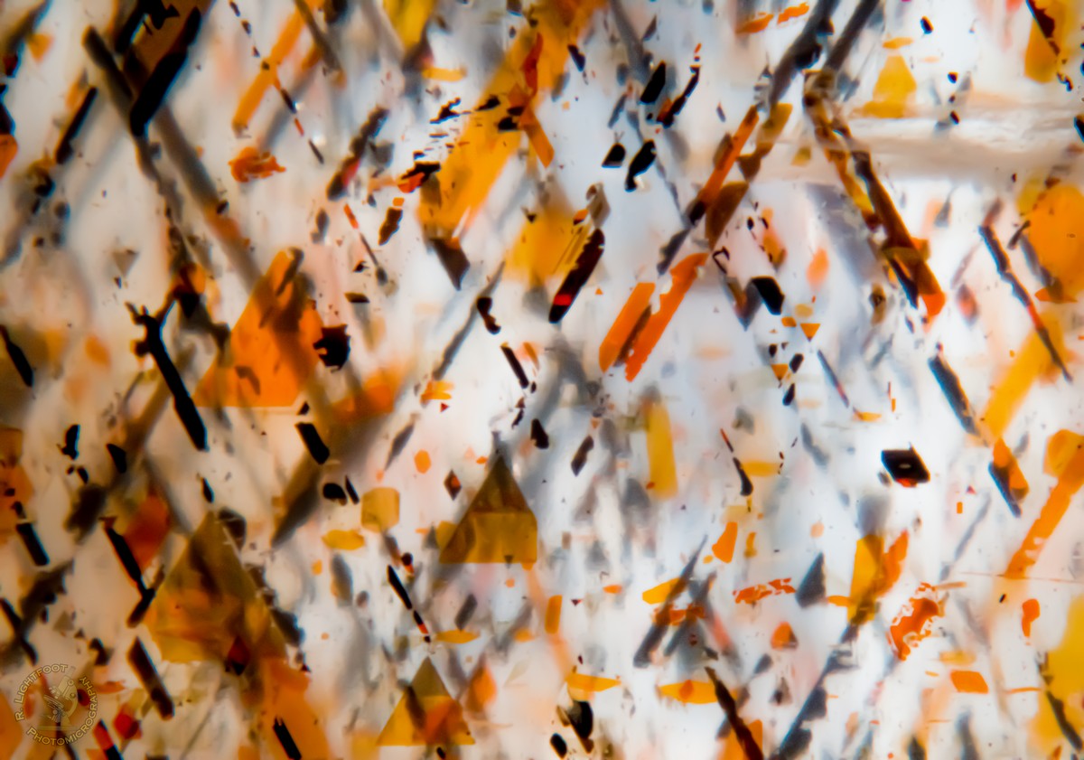 Randy Eric Lightfoot.Pattern geometrici all’interno di una Rainbow Lattice Sunstone proveniente dall’Australia. La geometria disposta con un astrattismo ordinato è contenuta nella materia stessa, sottoposta ad elevato ingrandimento