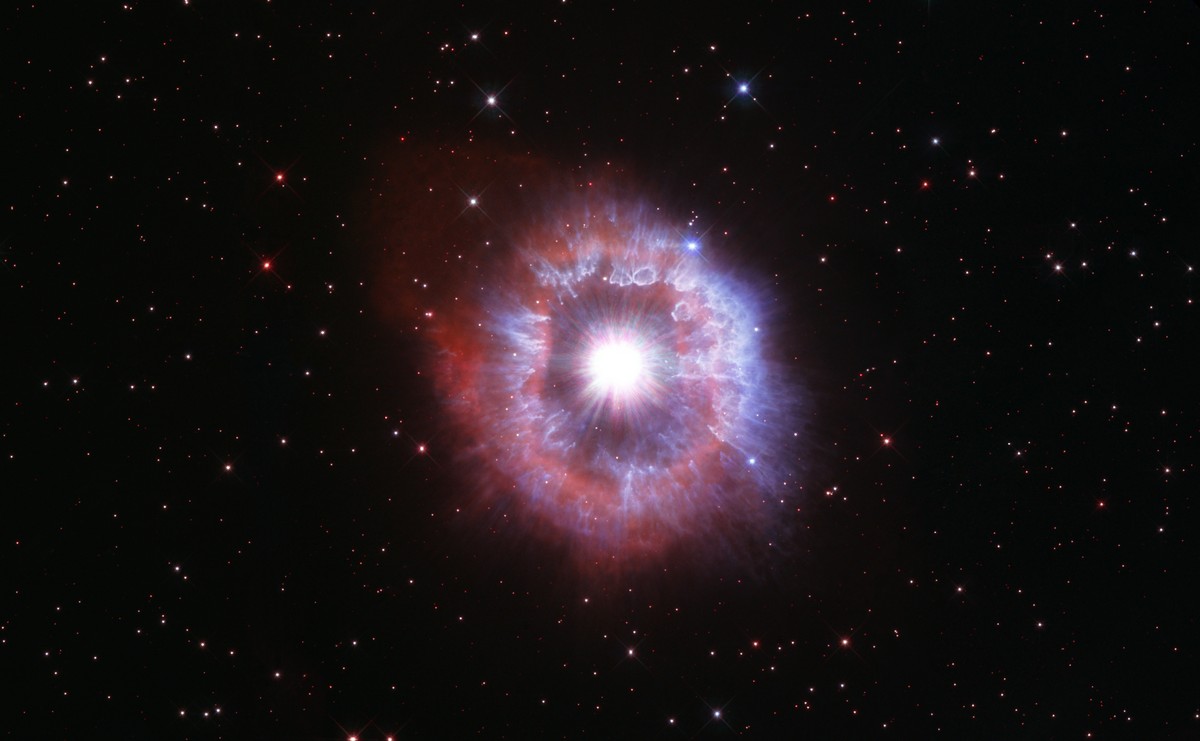 Infinitamente grande, la stella supergigante blu AG Carinae. Photo: NASA, ESA, STScI.