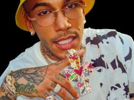 Le collezioni di gioielli dei rapper e dei trapper: il caso dei gioiellieri Risivi Risivi&Co., Pendente Risivi’s Pizza. Oro rosa e bianco 18Kt, diamanti naturali taglio brillante (9,00 ct totali), rubini naturali (3,50 ct totali), zaffiri naturali (2,50 ct totali), diamanti neri naturali (0,20 ct), peso 77,50 g