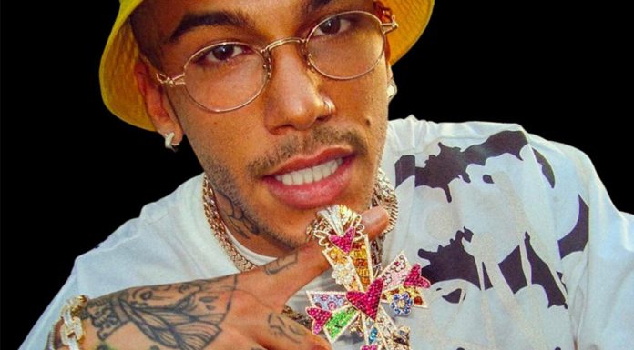 Le collezioni di gioielli dei rapper e dei trapper: il caso dei gioiellieri Risivi Risivi&Co., Pendente Risivi’s Pizza. Oro rosa e bianco 18Kt, diamanti naturali taglio brillante (9,00 ct totali), rubini naturali (3,50 ct totali), zaffiri naturali (2,50 ct totali), diamanti neri naturali (0,20 ct), peso 77,50 g