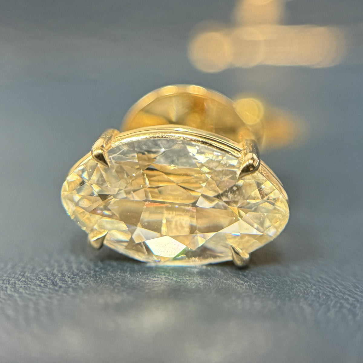 Orecchino stud con desert diamond, firmato Marvin Douglas in collaborazione con A Diamond is Forever e De Beers